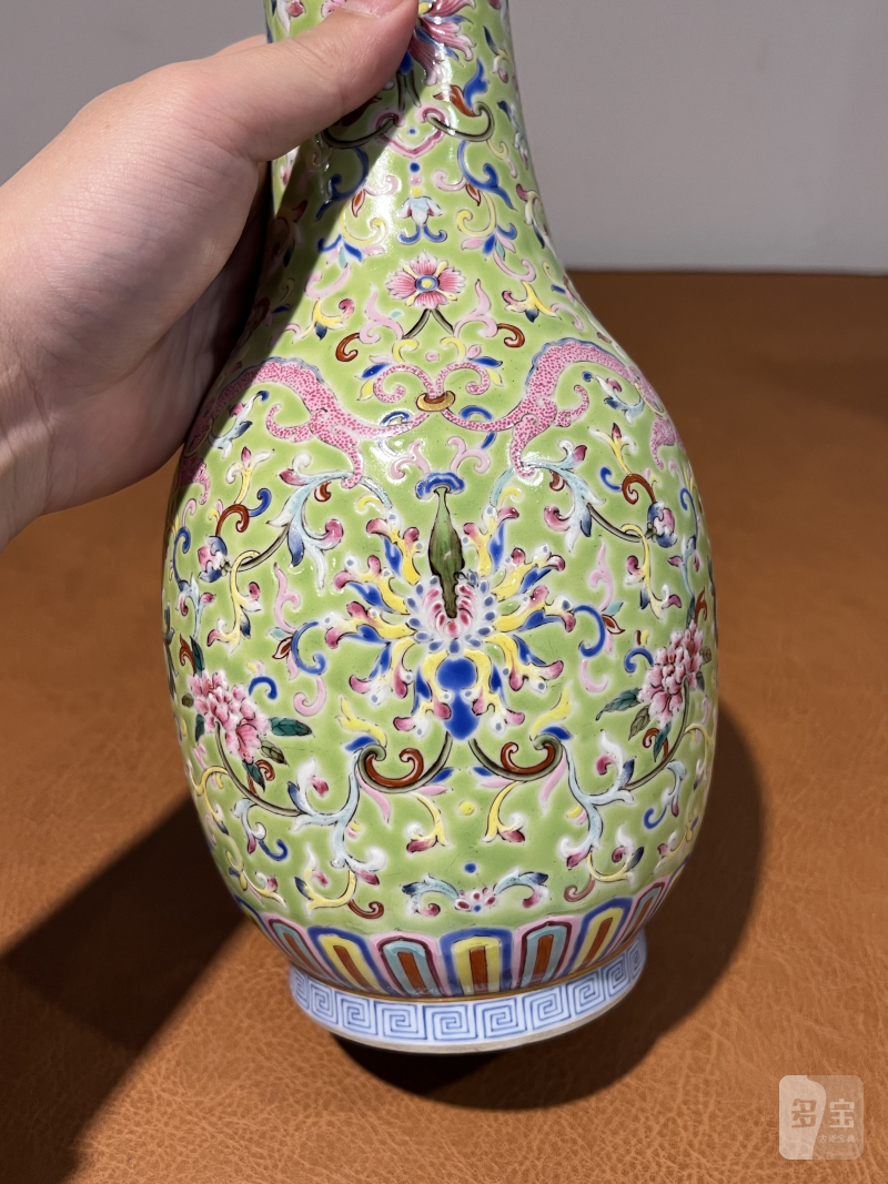 清 粉彩缠枝牡丹卷草龙纹瓶 - 图8